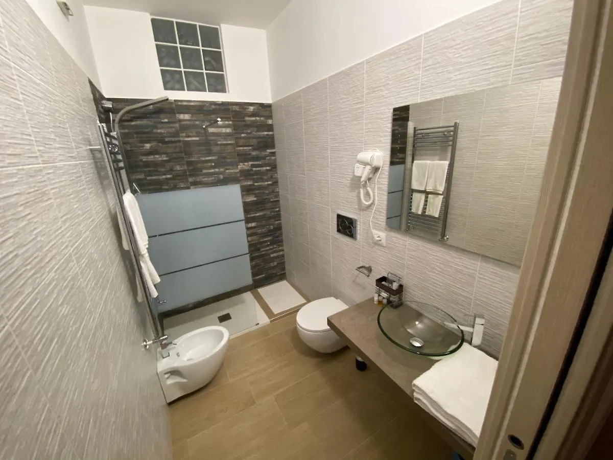 B&B La Perla & Suites Bari 0*,  Italia